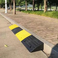 プラスチックの斜面に階段を敷いて敷居を敷いて坂に沿って自動車の上り坂に沿って道路の歯を登ります。