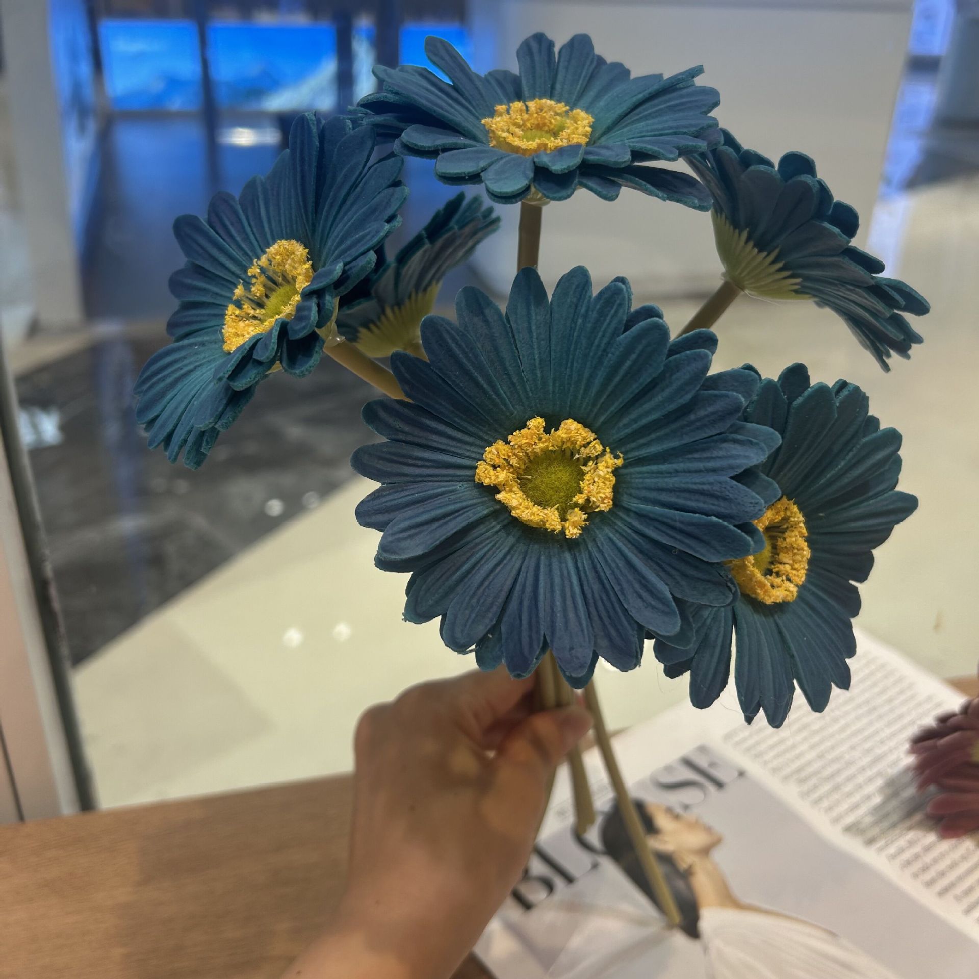 진한 파란색
