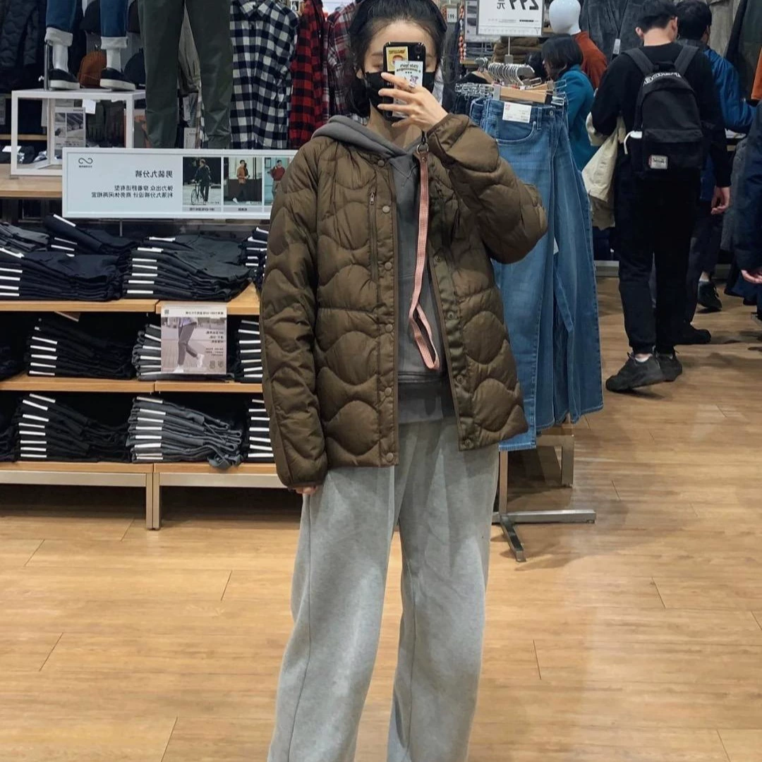 Мужские и женские легкие пуховики зимой