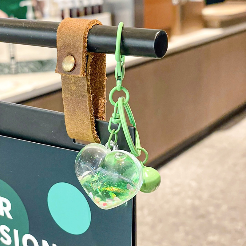 Caricatura en aceite líquido arena flotante botella mochila llavero delicado colgante accesorios accesorios máquina de muñecas pequeños regalos al por mayor
