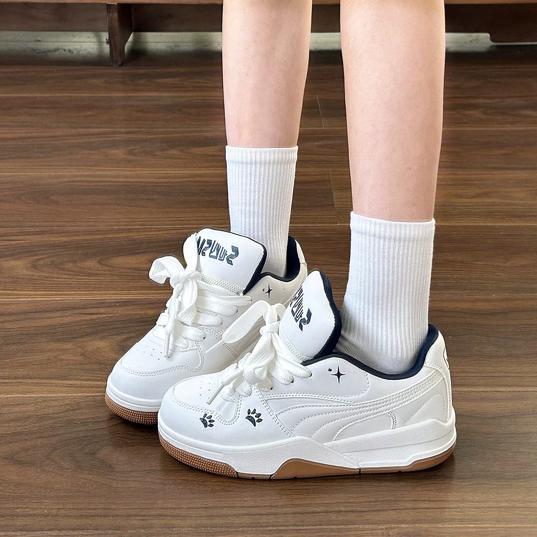 Zapatos de mujer 2026 nuevos zapatos de skate de pan transpirables para niñas zapatos deportivos de suela gruesa pequeños zapatos blancos para mujeres estilo casual diario