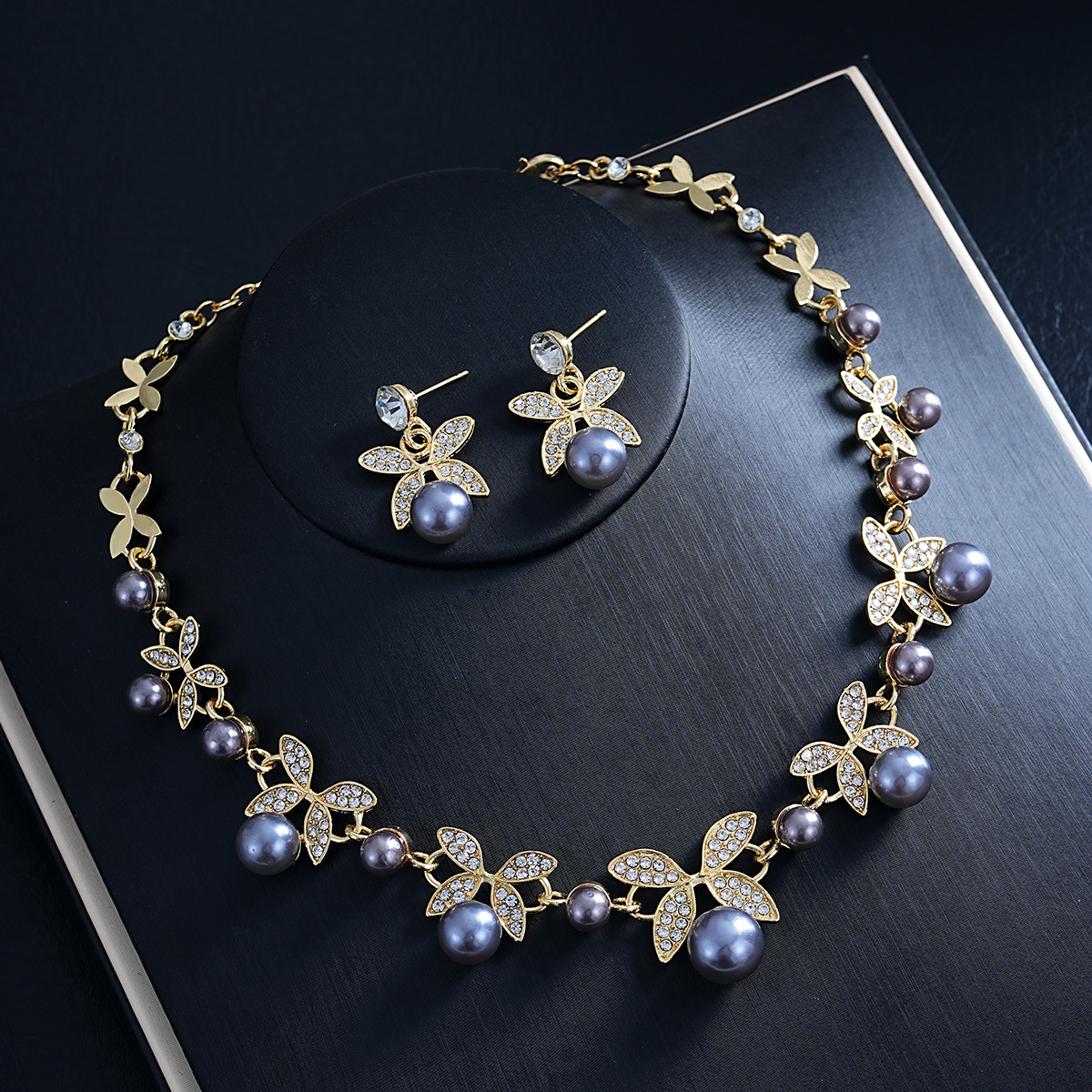 Ensemble collier et boucles d'oreilles deux pièces, collection 2026, tendance transfrontalière, orné de perles et de motifs en forme de feuille. Un bijou de luxe léger et raffiné pour femme._voghion.com