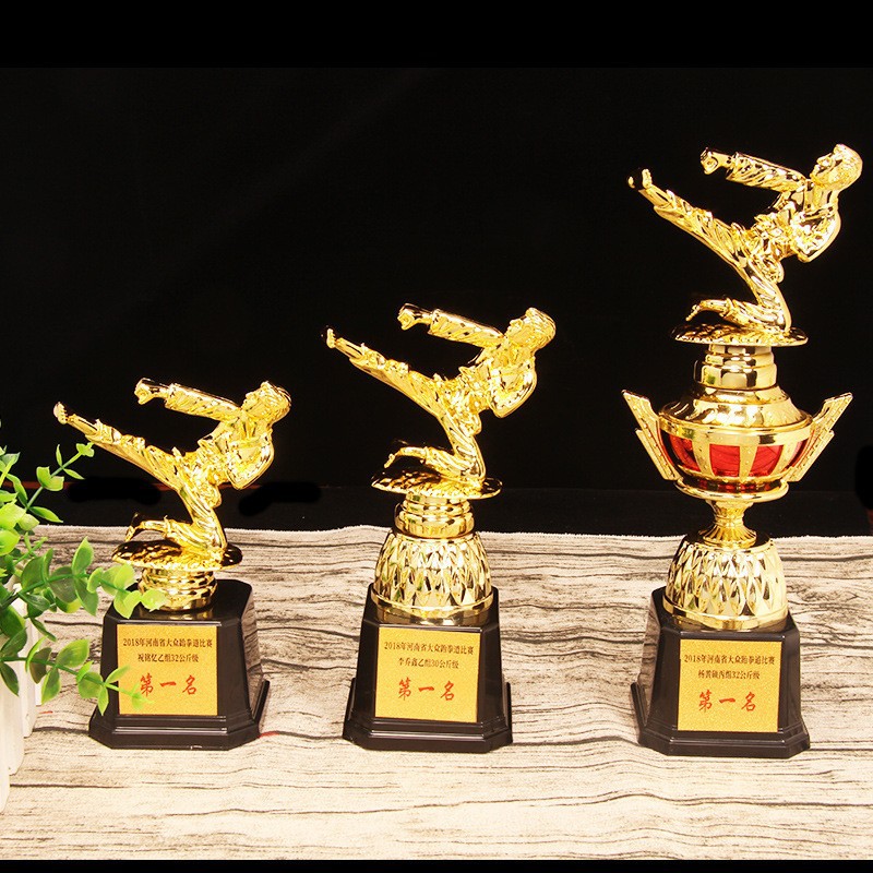 Nuevos eventos de taekwondo artes marciales trofeos de plástico pequeños jinmen trofeos de plástico suministros de recompensa niños taekwondo trofeos