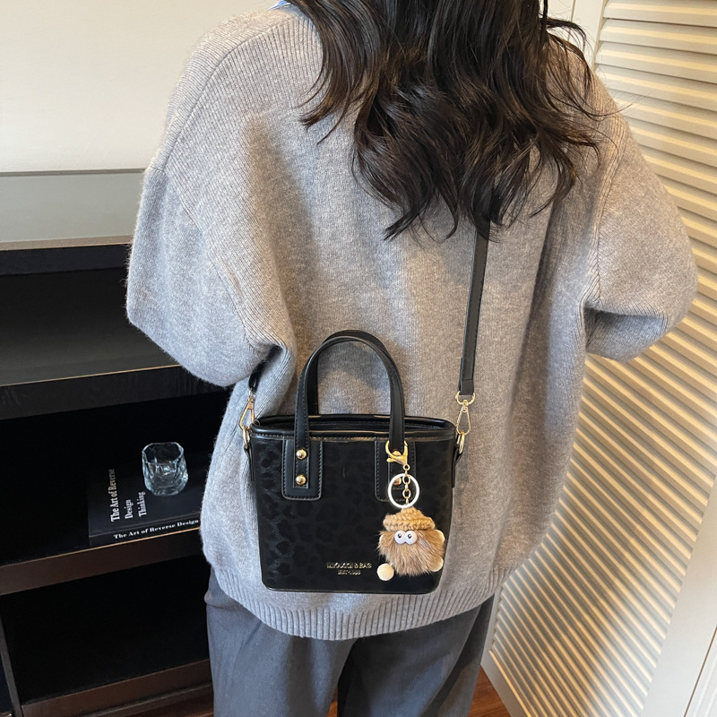 Bolso de mano transfronterizo de alta calidad, bolso de balde de moda para mujeres, otoño y invierno 2025, nuevo tipo de bolso de moda, bolso de hombro de aire extranjero