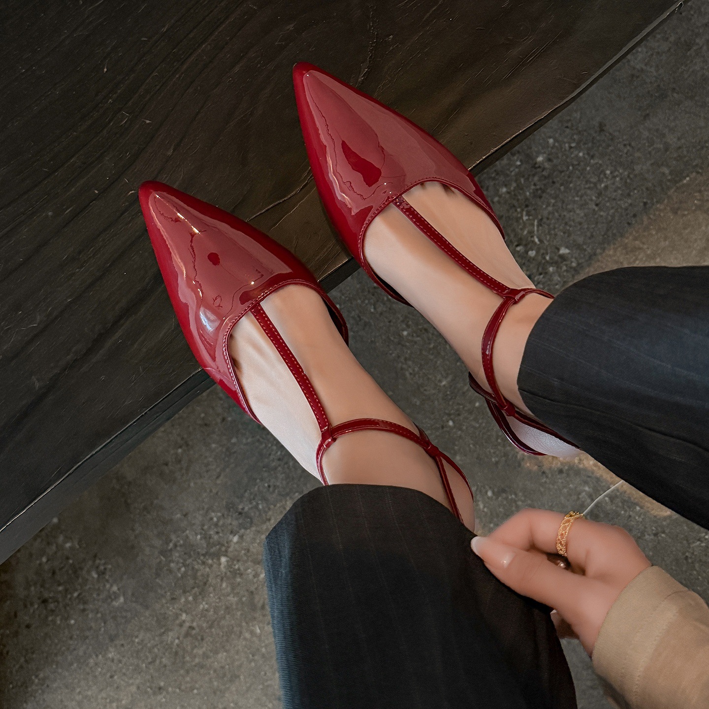 Sandal nữ mũi nhọn da bò sơn mài quai T khóa, gót 4.5 cm, phong cách Hàn Quốc — đen