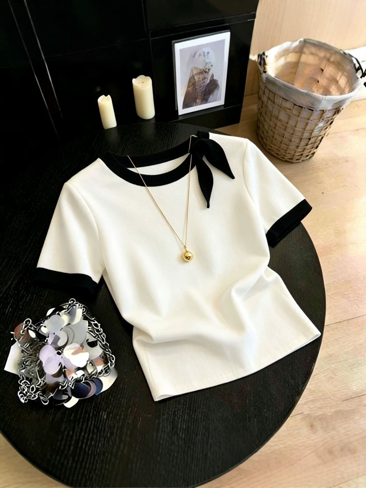 Áo thun nữ cổ tròn phối màu tương phản, chất liệu knit mềm mại, dáng ôm nhẹ — màu trắng