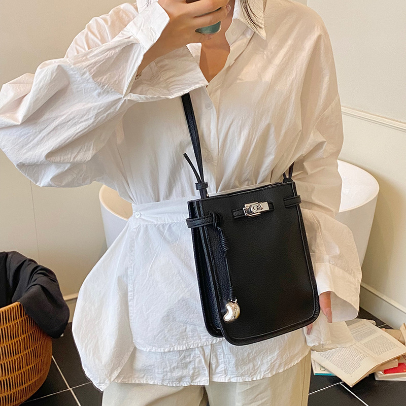 Bolso de teléfono móvil popular de este año 2025 verano nuevo bolso femenino bolso de hombro con patrón de lichi simple bolso de mensajero de todo fósforo de moda