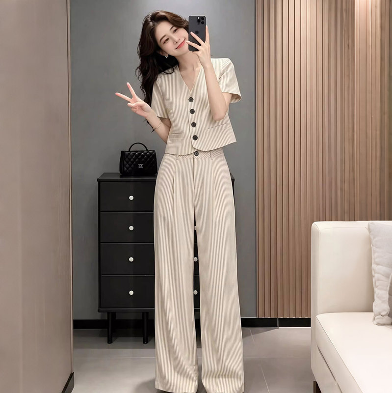 A Complete Set of Elegant and Sophisticated Outfits in a Chanel-Style V-Neck Blazer and Wide-Leg Pants for Women, Perfect for Summer Workwear A Complete Set of Elegant and Sophisticated Outfits in a Chanel-Style V-Neck Blazer and Wide-Leg Pants for Women, Perfect for Summer Workwear