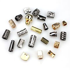 金属のつり時計のボタンのボタンのカーディガンの帽子はひもを引きます。
