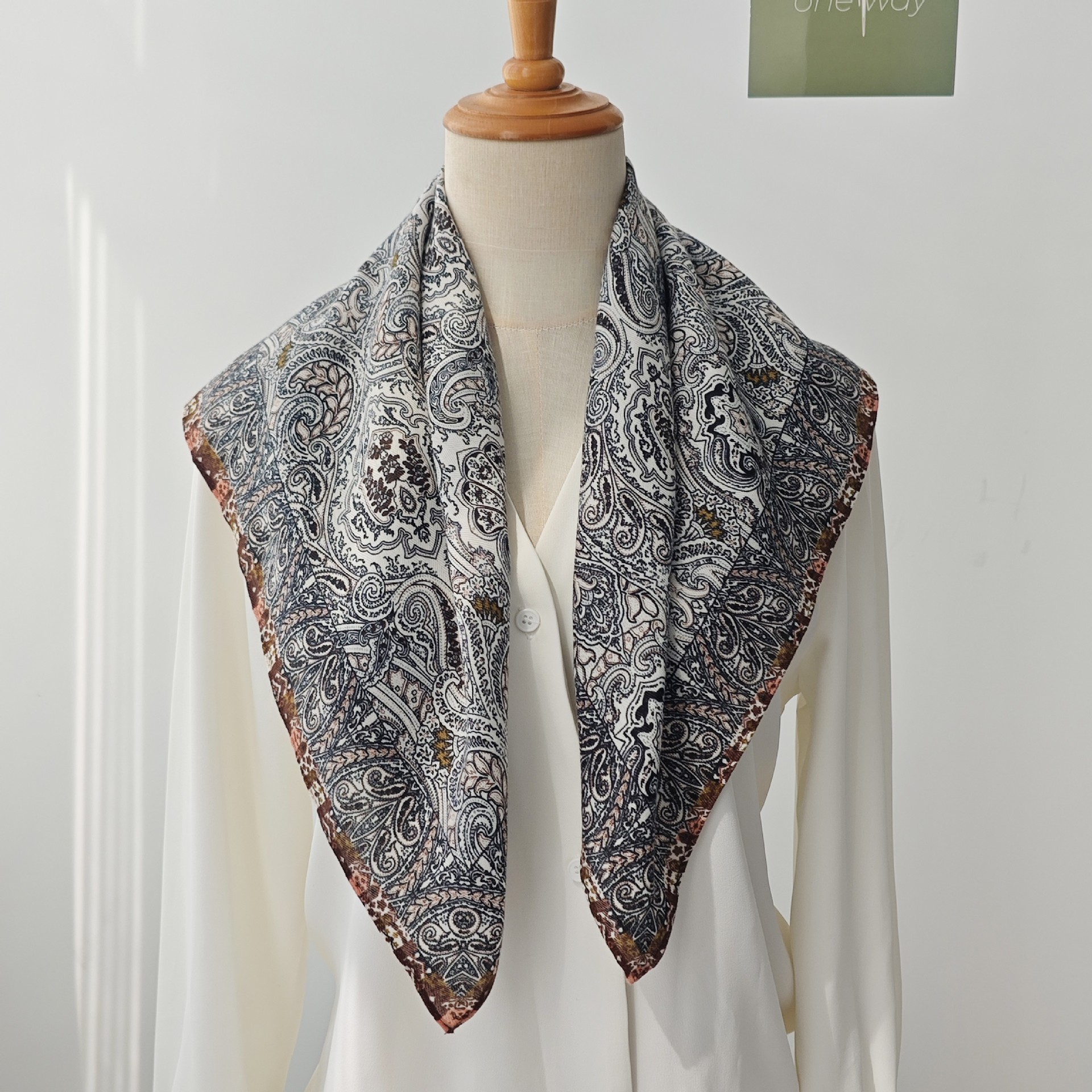 Versión coreana del clásico pañuelo de seda de terciopelo retro que se siente mujer 68 bufanda de flor de anacardo chal protector de cuello de doble uso bufanda cuadrada salvaje mujer