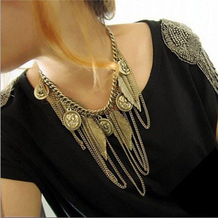 Collier court multicouche en cuivre avec pièce de monnaie extraite de poussière et motif de feuille à pampilles_voghion.com