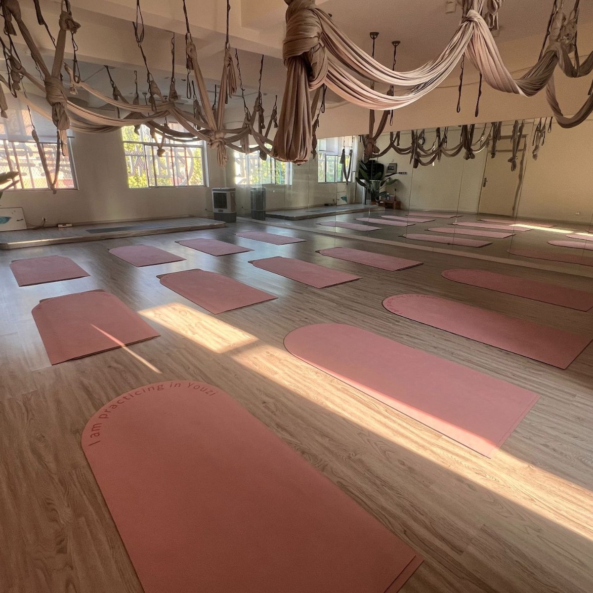 Cojín de yoga personalizado antideslizante absorción de agua resistente a la suciedad y desgaste almohadilla de goma para las niñas acondicionamiento físico almohadilla de secado rápido