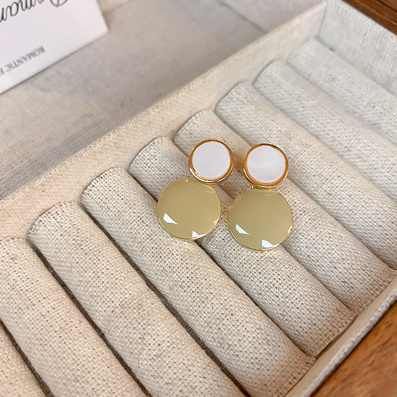 Pendientes de perlas de tendencia de moda de aguja de plata Pendientes pequeños y exquisitos de todo fósforo Pendientes de alta gama de lujo ligero al por mayor mujeres