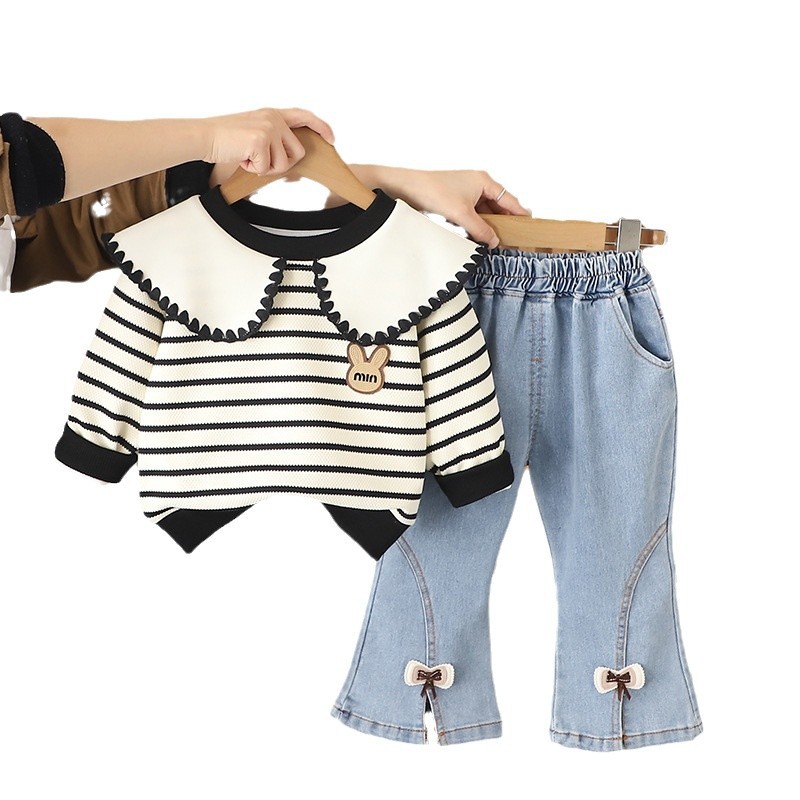 Conjunto de dos piezas sudadera a rayas con cuello tipo doll y jeans – primavera 2025, versátil.