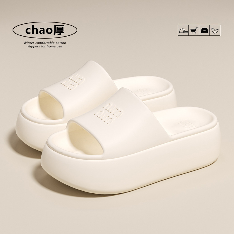 Zapatillas de fondo grueso para damas verano nuevo interior antideslizante sensación de pisar mierda puede usar pareja sandalias mujeres