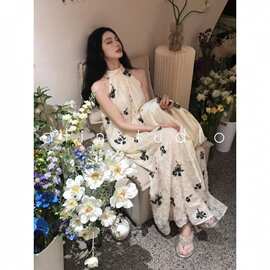 夏季新款显瘦时尚潮流款温莎之恋复古法式印花温柔挂脖长款连衣裙