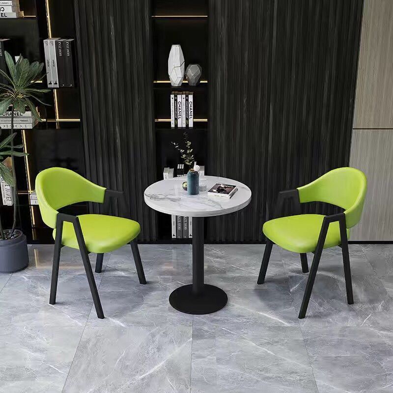 그린 가죽 60 라운드 테이블 1개와 의자 2개