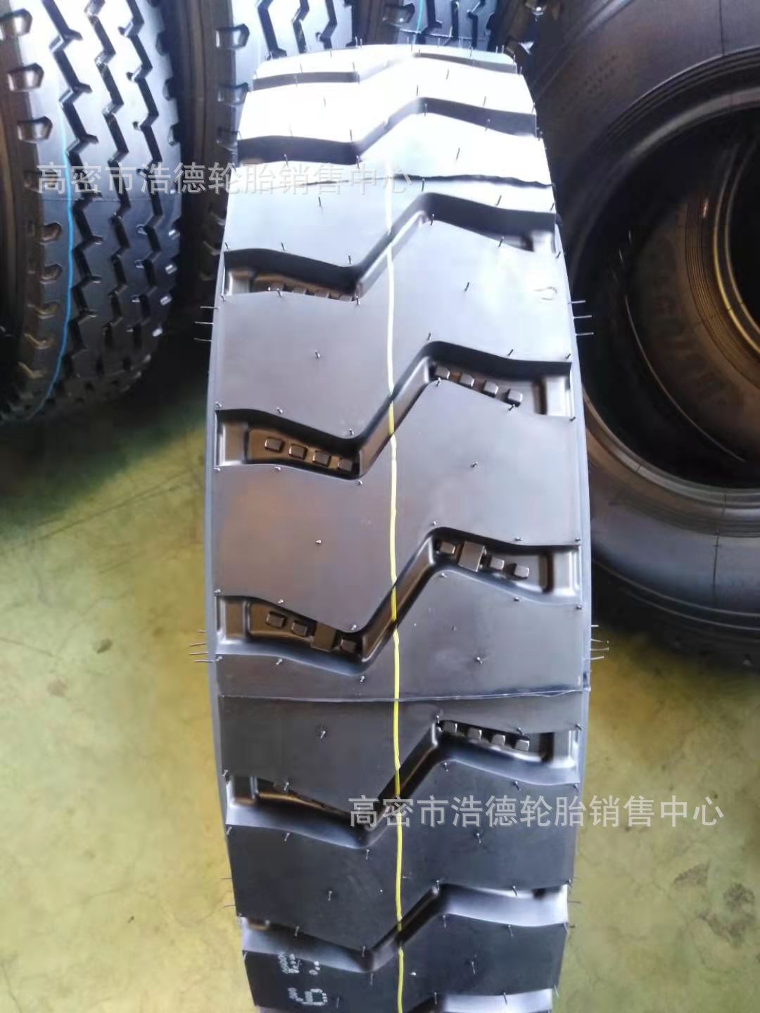 自卸车轮胎10.00R20 11.00R20 12.00R20卡货车轮胎渣土车前四后八