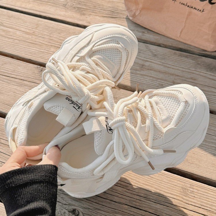 Pequeños zapatos blancos para mujeres aumentan suela gruesa verano y otoño de 2025 nuevos zapatos casuales de diseño original zapatos muffin para mujeres