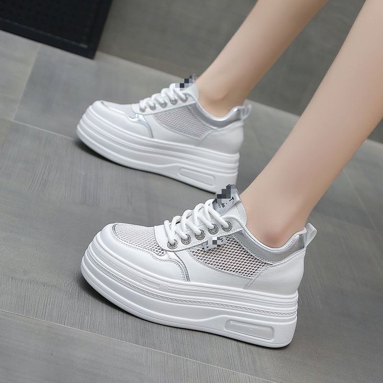 Red zapatos blancos para mujeres verano 2026 nuevo tipo delgado transpirable casual hombre pequeño aumento de altura de suela gruesa zapatos de red para mujeres