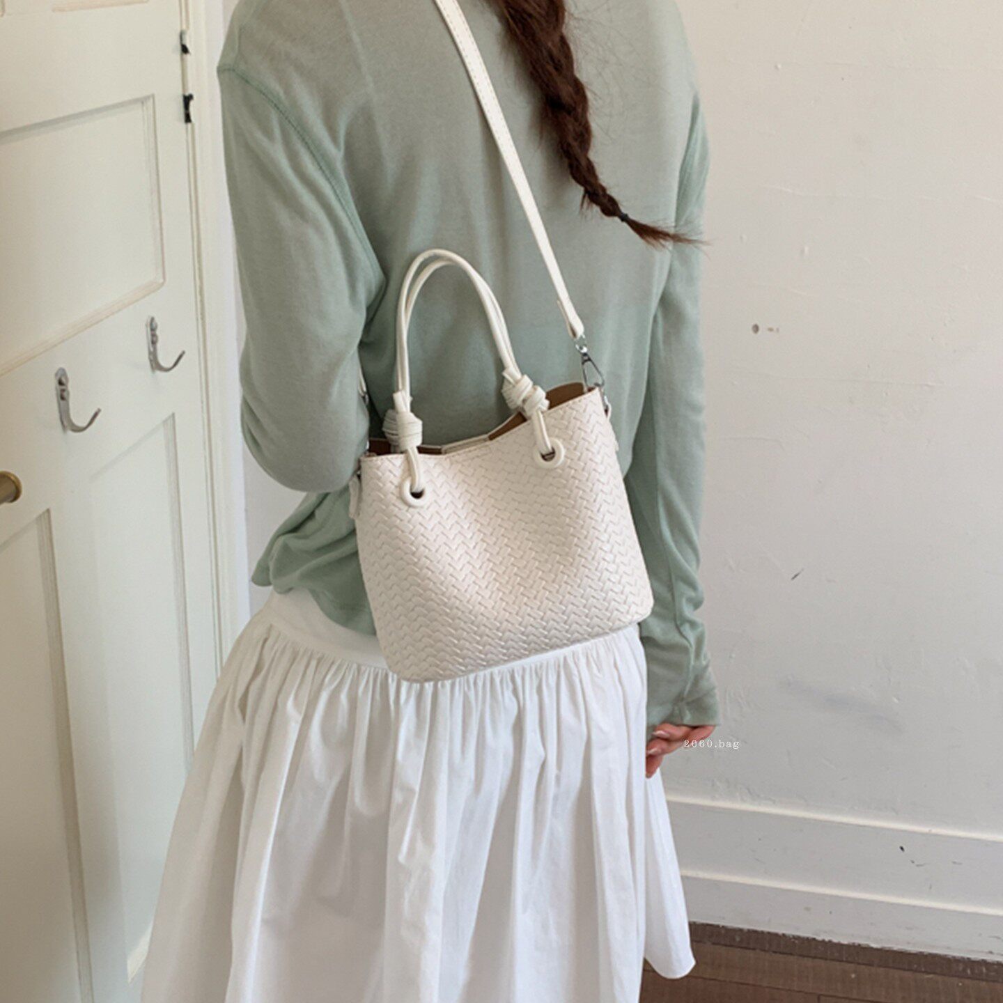 2026 bolso de diseño inclinado simple de verano pequeño mano pequeña bolsa coreana para mujeres 100 nuevo cubo