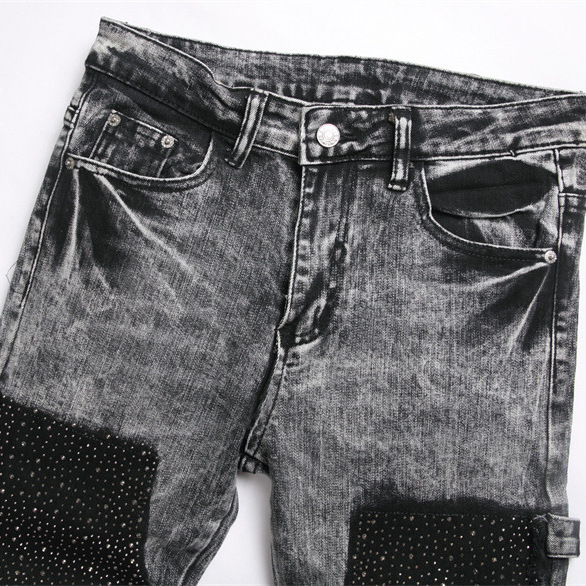 Jeans elasticizzati slim fit da uomo, primavera 2025, pantaloni alla moda con lavorazione pesante e strass a vita media, lunghi in cotone, neri, grigi e blu_voghion.com