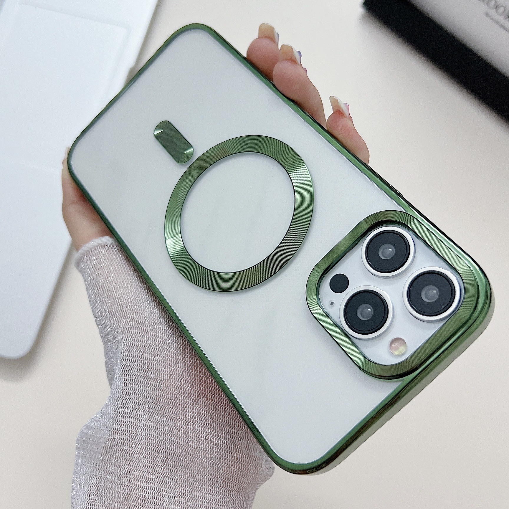 Funda para teléfono móvil Apple 16 galvanoplastia magnético iPhone14 color sólido escudo dorado 15promax funda protectora de silicona