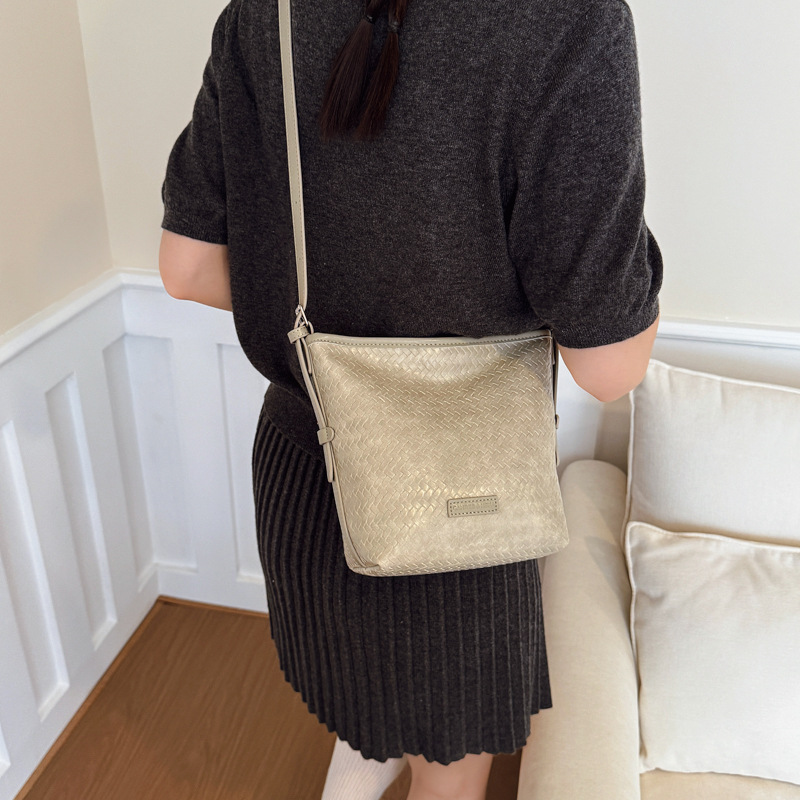 Bolsa de brazo trenzada retro para mujeres 2025, nueva moda bolso de cubo, bolso de hombro universal, bolso de alta capacidad
