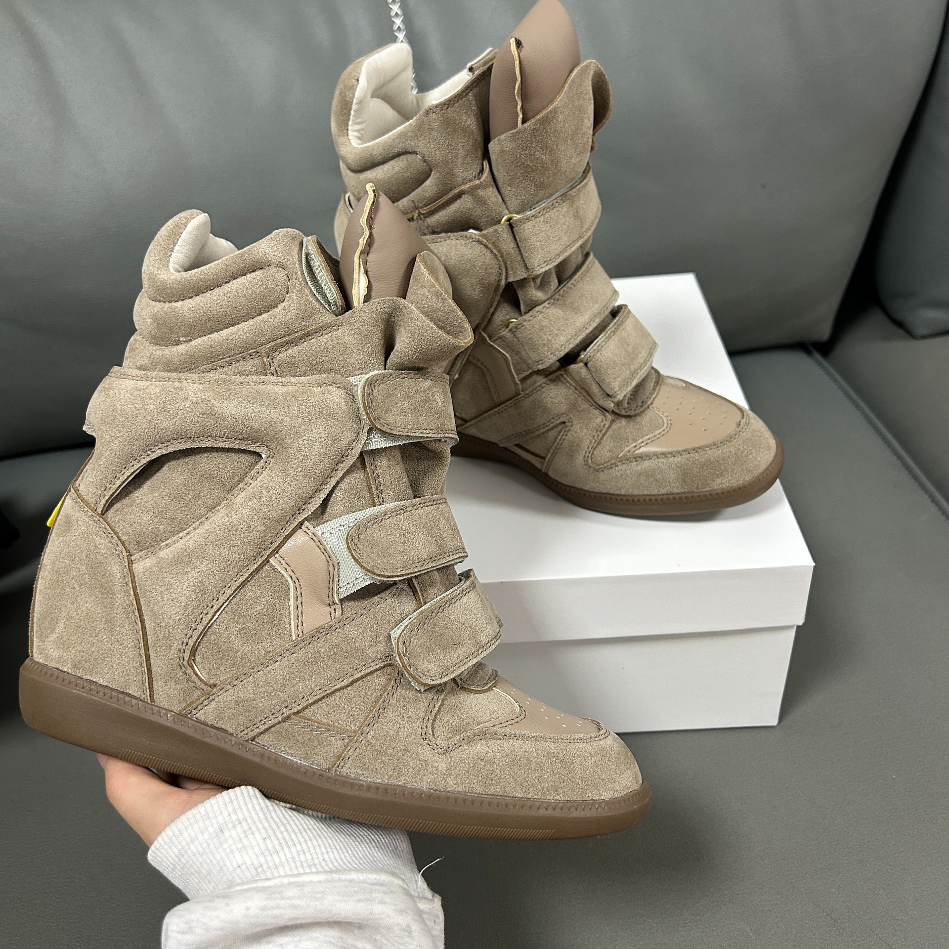 Chaussures pour femmes rehaussantes invisibles de 8 cm avec talon compensé et fermeture à scratch, style européen et américain, en cuir assorti._voghion.com