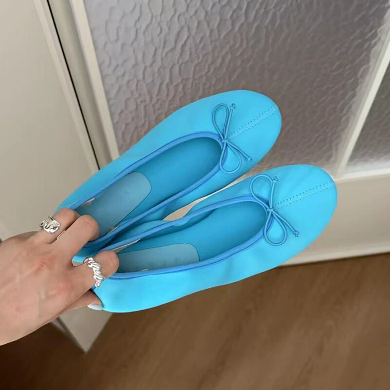 2026 French-style fluorescent pink flats for women, featuring a French bow, round toe, pleated design, and a slip-on style with a flat sole
