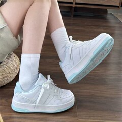 韓国版の小衆の厚い底の氷の青い板の靴の女性ins潮2025春の新型の百合の運動のレジャーの白い靴