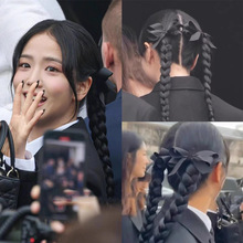 jisoo�������ʱװ��ͬ���ɫ��������ᷢ�б߼�˫��β����ͷ��