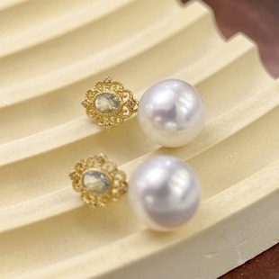 18K Gold Aquamarine Diamond Stud Earrings Natural Oval Aquamarine Main Stone 30 Points Secondary Stone 2 Distribution Parts Without Beads