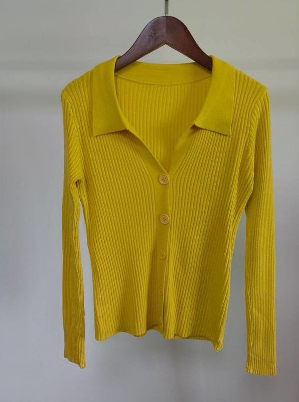 襟をひっくり返して身を修めるのはやせているコートの坑条を現してセクシーなvネックの長袖のpolo襟のメリヤスのカーディガンのセーターの女性の卸売りを掛けます。