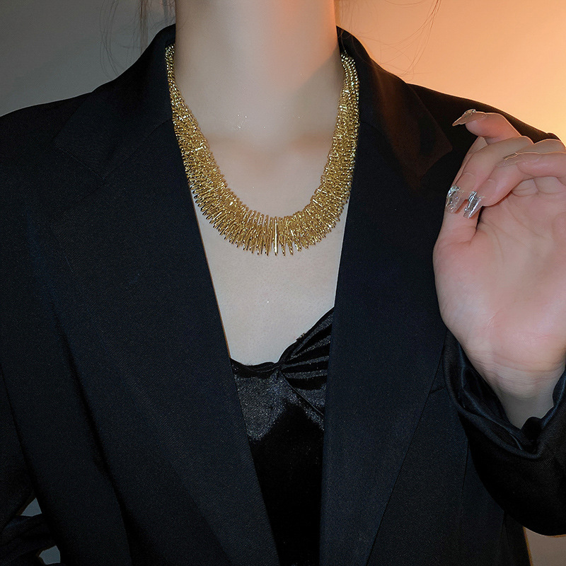 Metall-Design-Sense-Halsband, kleine Menschenmenge übertreibt mittelalterliche Schlüsselbeinkette, Netzrot, modisch, leichter Luxus-Stil_voghion.com