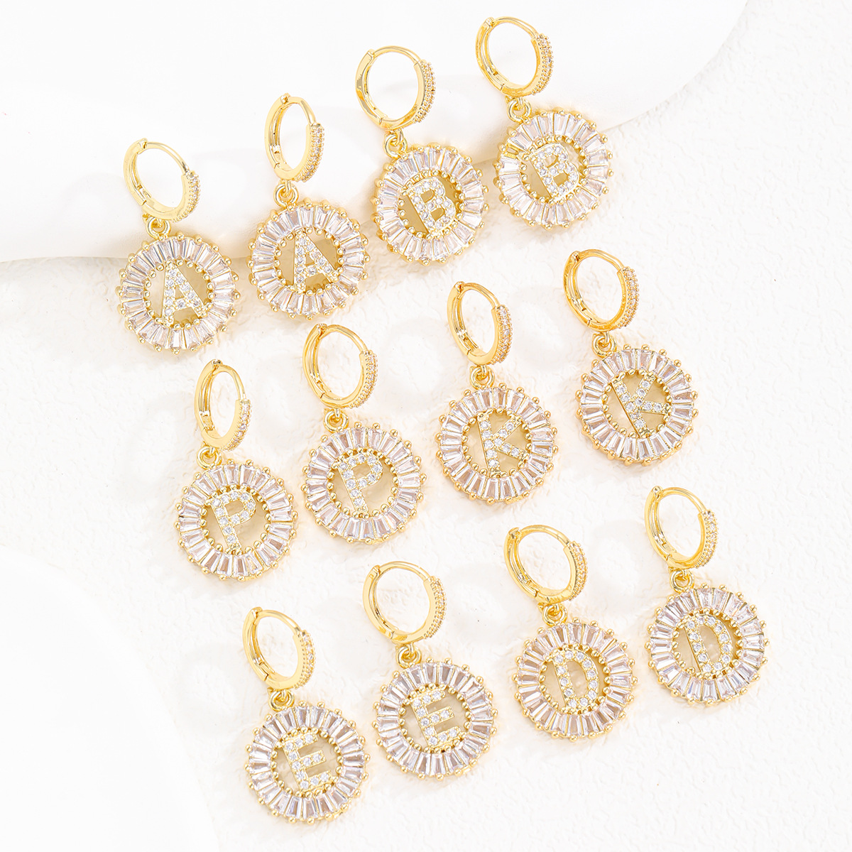 Amazon venta caliente letras de azúcar de roca pendientes de circón 26 letras en inglés pendientes de diamantes completos pendientes creativos al por mayor