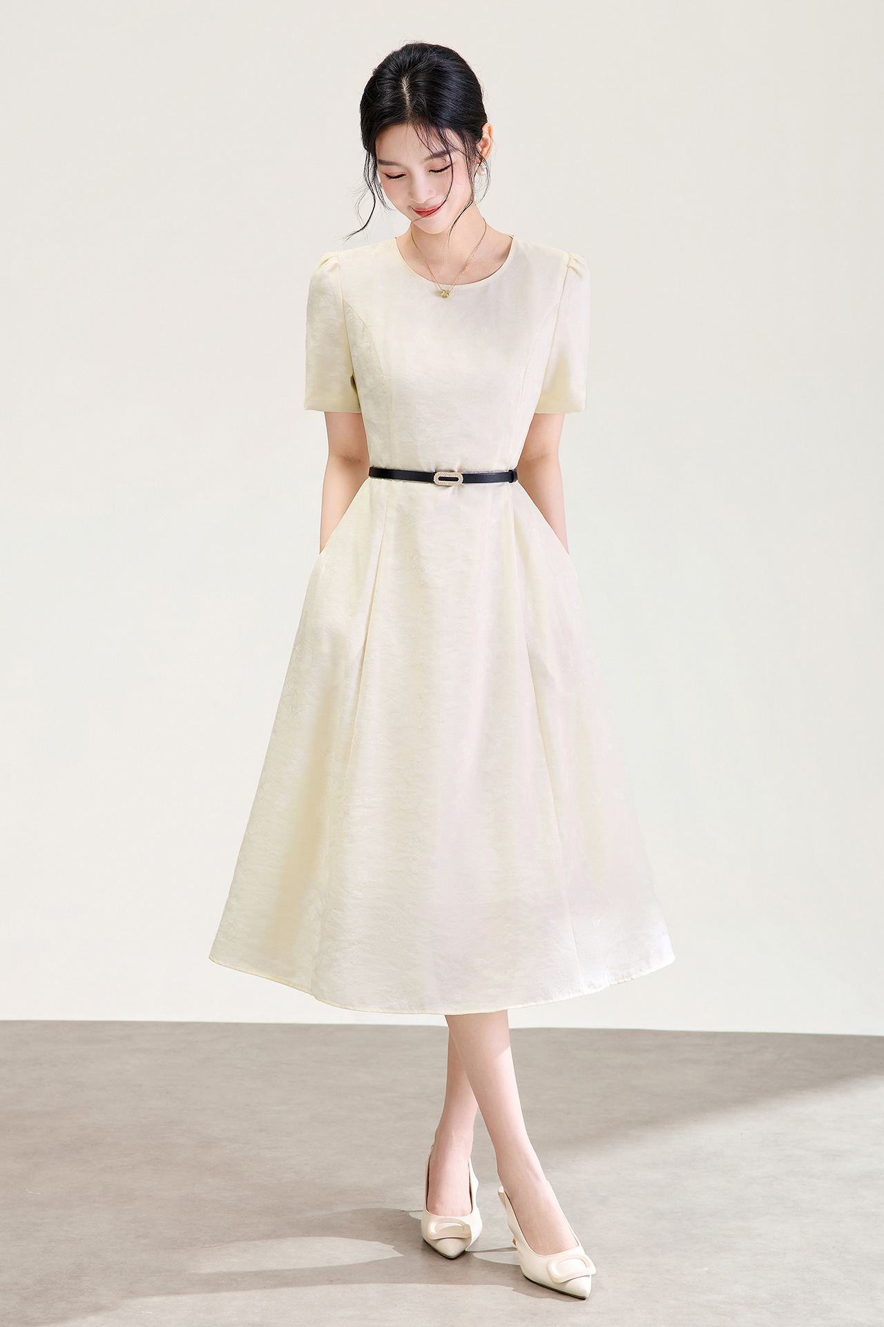 Đầm maxi nữ thắt eo họa tiết bướm jacquard kiểu Pháp — màu be