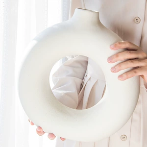 Modern White Porcelain Flower Vase with Handmade Colorful Embroidery and Mountain Water Flower Pattern