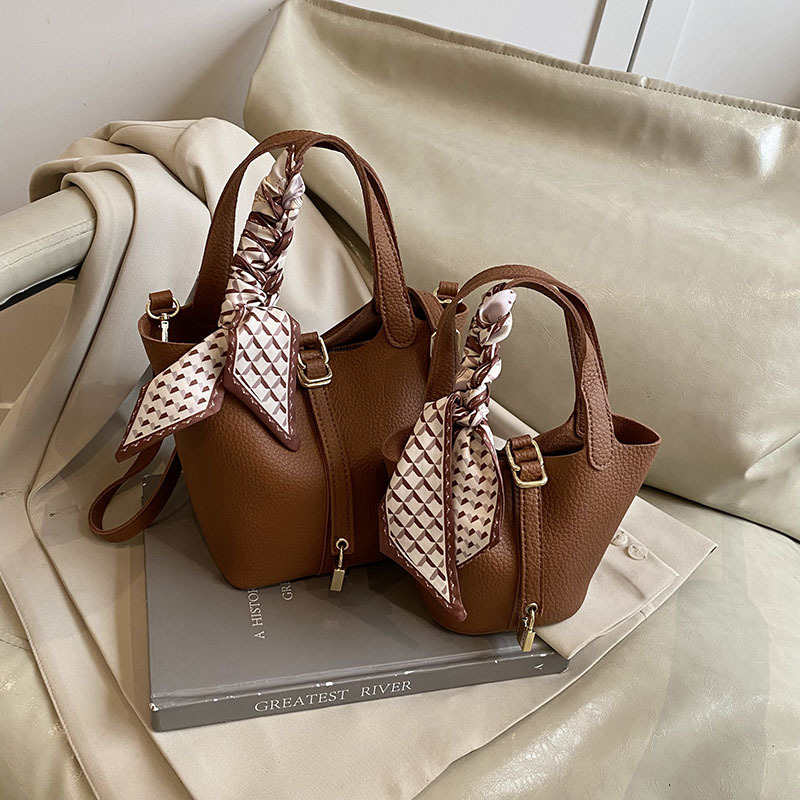 2025 nueva versión coreana de la bolsa de cubo portátil de nicho, moda femenina, bolsa de mensajero explosiva, bolso de hombro de todo fósforo de cercanías