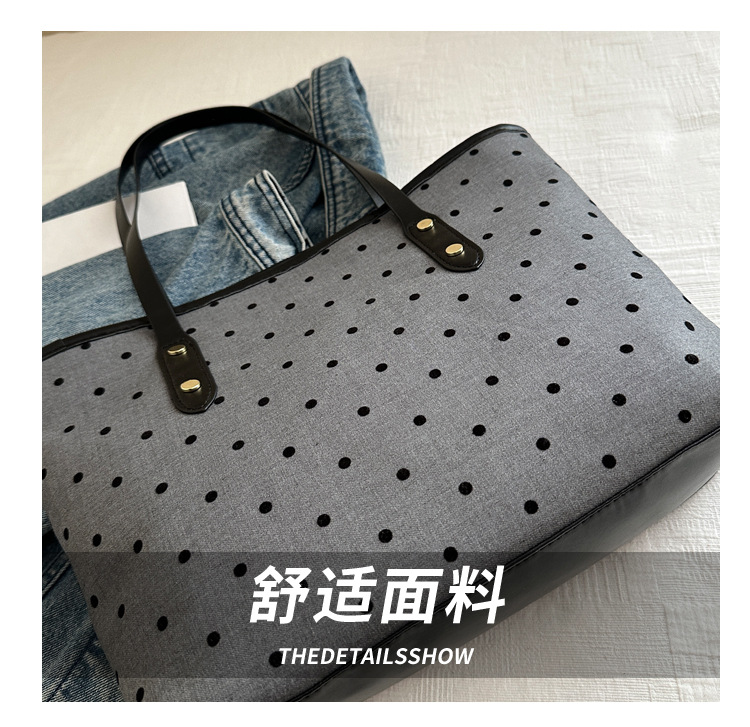The 2024 new Korean-style tote bag with a college style is stylish, elegant and beautiful. It is a large-capacity single-shoulder and underarm commuter handbag undefined