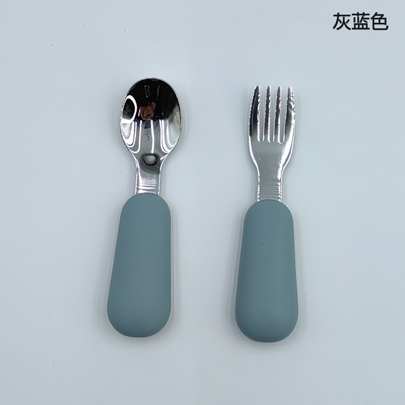 회색 파란색 스테인리스 스틸 스푼과 포크 한 쌍