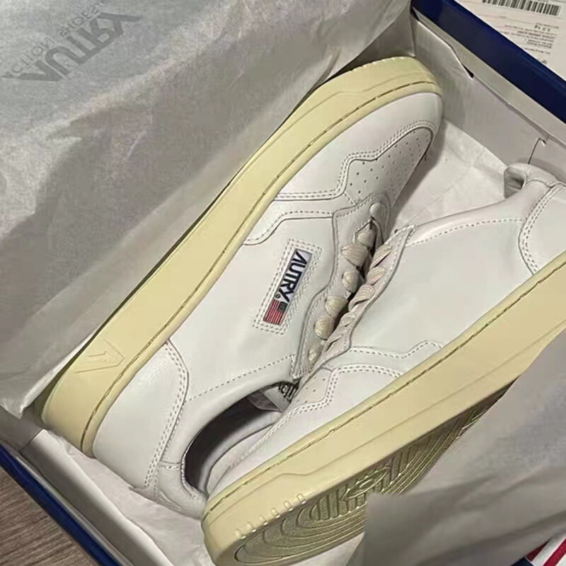 autry ~ shoes stitching white tail casual board shoes retro round head lace-up side decoration niche Korean sports white shoes women autry ~ shoes stitching white tail casual board shoes retro round head lace-up side decoration niche Korean sports white shoes women