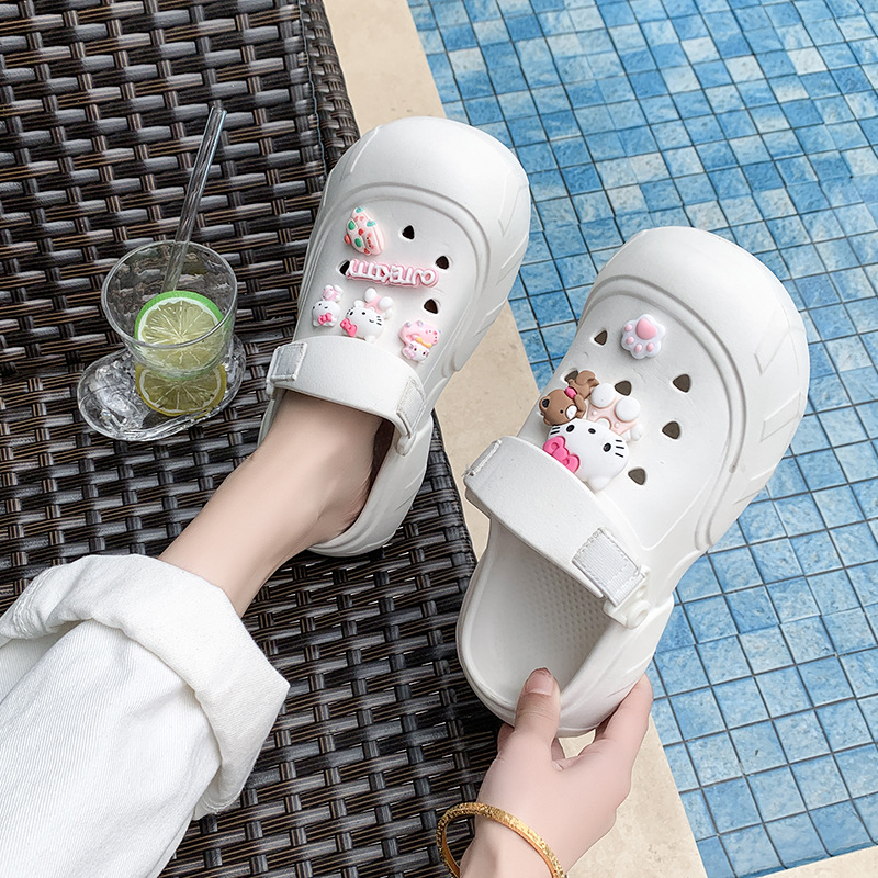 Zapatos con agujeros ropa exterior de mujer primavera y verano 2025 nuevo estilo todo en uno aumento playa antideslizante Baotou lindo media pantufla mujer