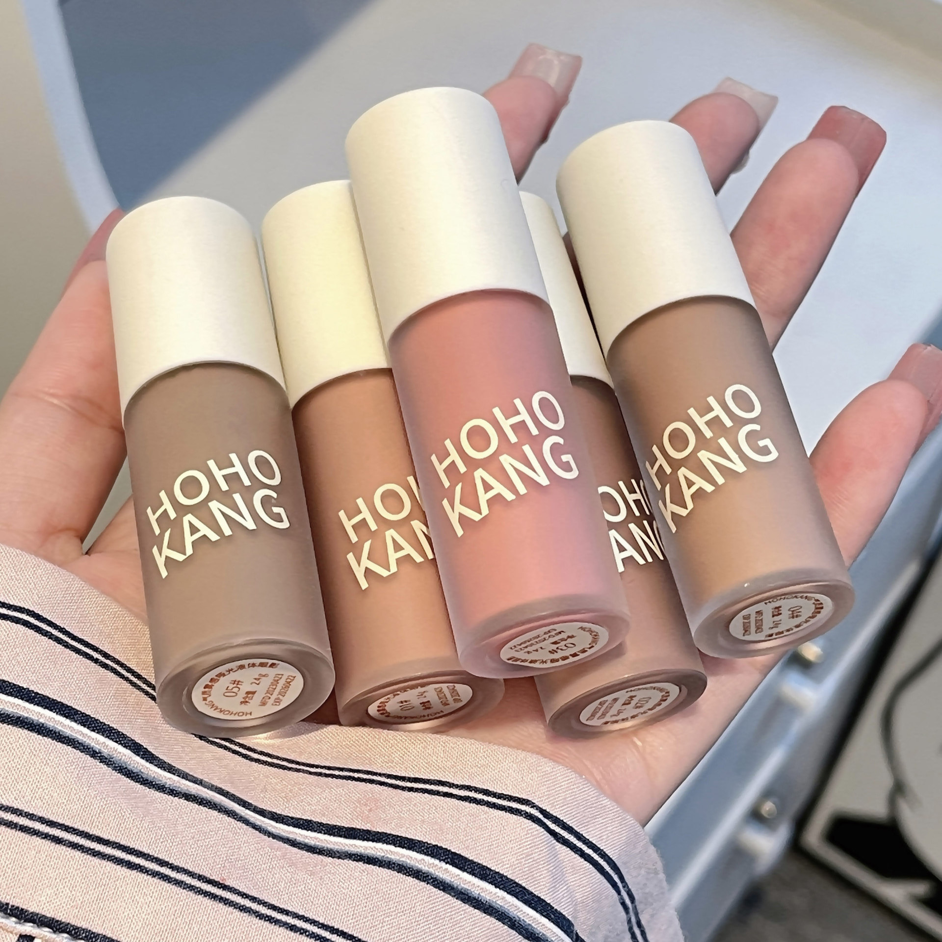 HOHOKANG's matte eyeshadow liquid with a misty texture and a fine pearlescent sheen makes a makeup look with just one application. It's an affordable liquid eyeshadow for hair replacement undefined