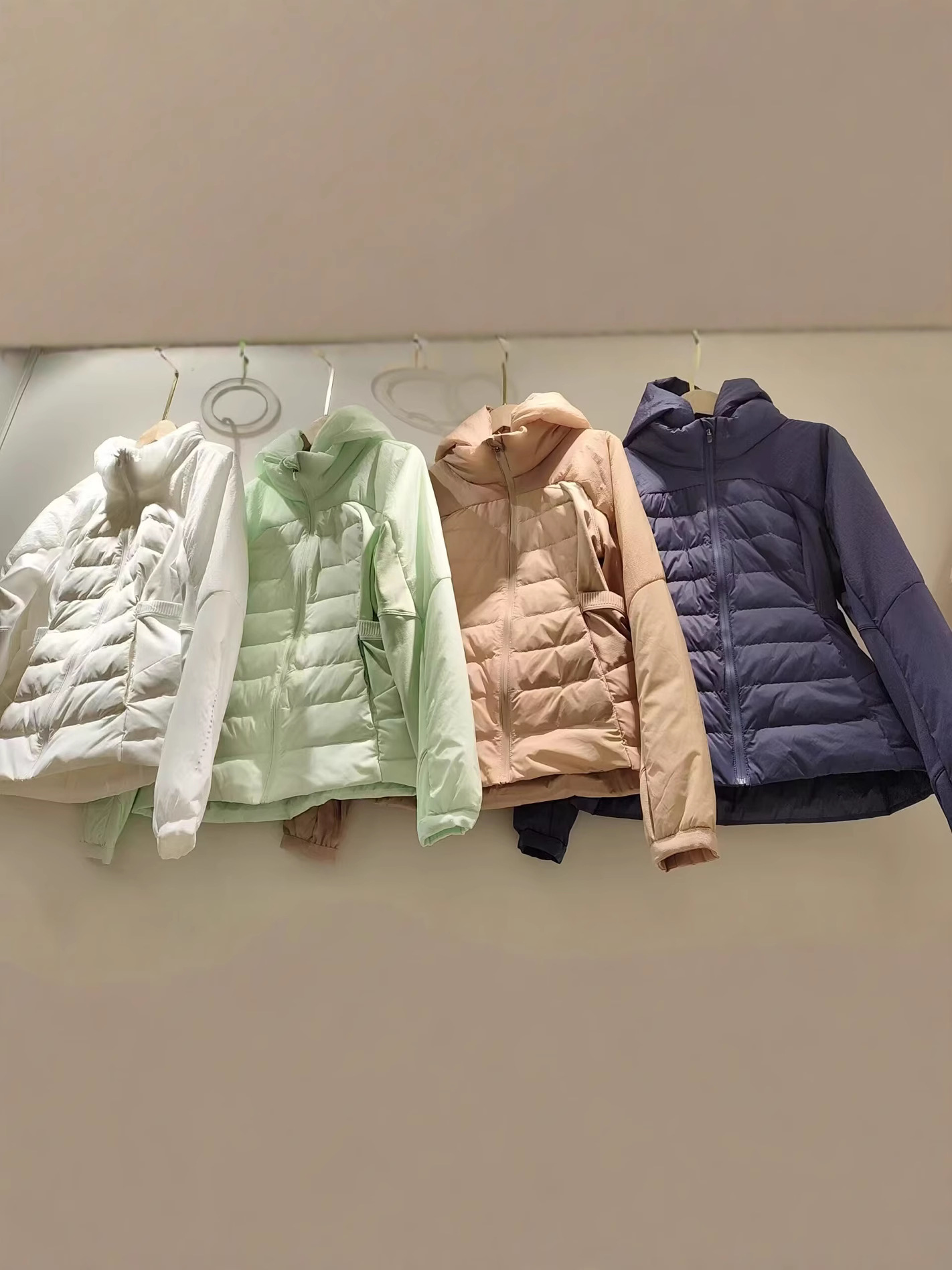 90白鴨絨毛lulu同モデルの軽薄スポーツダウンジャケット女性用のショートタイプのフィットネスジャケットは軽薄でスリムで暖かいです。