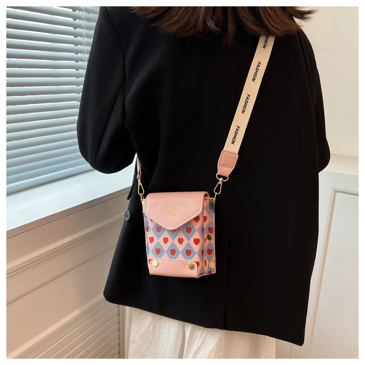 Women's Pu Leather Heart Shape Lingge Fashion Soft Surface Square Magnetic Buckle Shoulder Bag Crossbody Bag Square Bag display picture 5