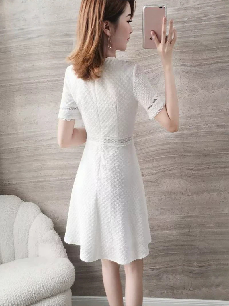 Đầm suông midi trắng tay ngắn cổ tròn phong cách đơn giản thanh lịch — trắng