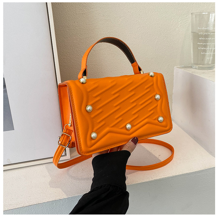 2022 New Fashion Simple Solid Color Small Square Diamond Plaid Shoulder Bag display picture 5