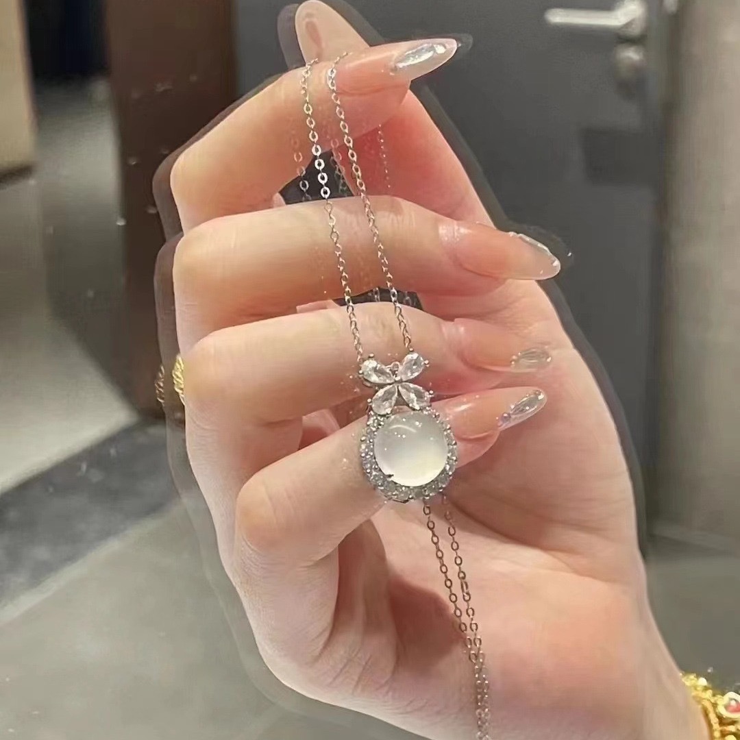 Escape Princess White Chalcedony Pendant Necklace Fashion Exquisite High Sense Clavicle Chain Small Chanel Style Elegant Versatile Jewelry