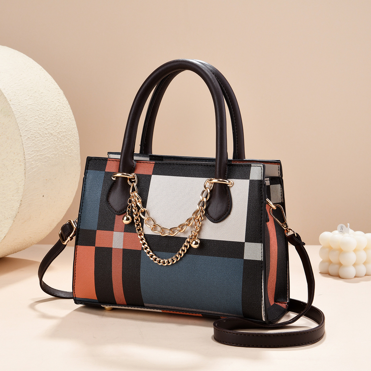 2026 nuevo bolso a cuadrillas de estilo universal mujer alta sensación de transporte de gran capacidad de fábrica de mochila de hombro.
